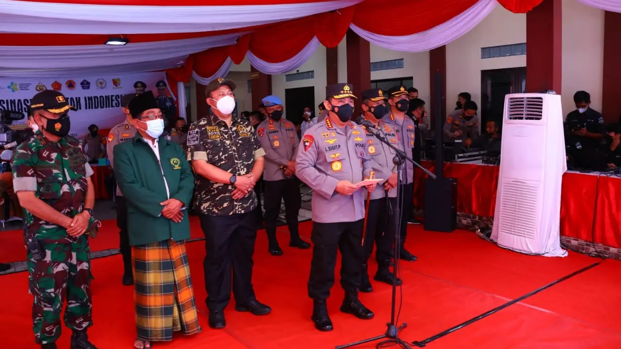 Kapolri Jenderal Listyo Sigit Prabowo meninjau pelaksanaan vaksinasi Covid-19 serentak di 34 Provinsi Indonesia langsung dari Gedung Pusdik Intelkam, Soreang, Kabupaten Bandung, Jawa Barat.