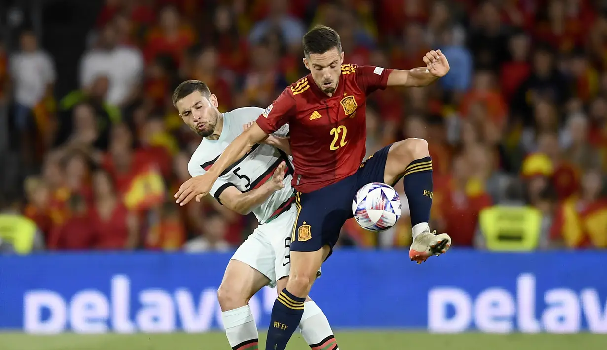 <p>Gelandang Spanyol, Pablo Sarabia berebut bola dengan pemain Portugal, Raphael Guerreiro pada pertandinga perdana Grup B Nations League 2022 di Stadion Benito Villamarin, di Seville, Spanyol, Jumat (3/6/2022). Spanyol bermain imbang dengan Portugal 1-1. (AP Photo/Jose Breton)</p>