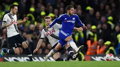 Gelandang Chelsea, Eden Hazard (kanan) berusaha membawa bola dari kawalan bek Tottenham Hotspur, Eric Dier pada lanjutan liga Inggris  di Stamford Bridge, London, (3/5). Chelsea bermain imbang dengan Tottenham dengan skor 2-2. (Reuters/Dylan Martinez)