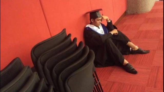 Menyentuh, Kisah Wisudawan yang Menangis karena Orang Tuanya Tak Hadir