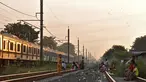 Sejumlah anak-anak didampingi orang tuanya bermain saat menunggu waktu berbuka puasa atau ngabuburit di rel kereta Double Double Track (DDT) di Jakarta, Senin (21/5). (Merdeka.com/Iqbal S Nugroho)
