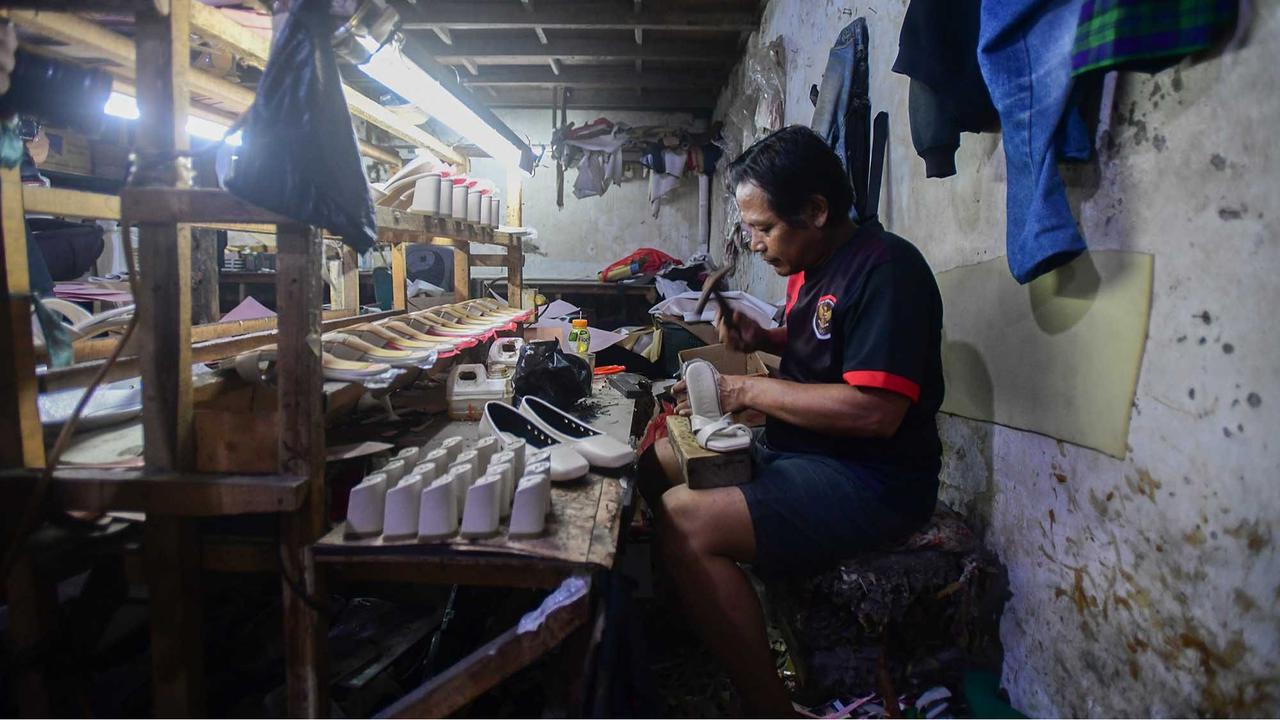 FOTO: Permintaan Lesu, Industri Rumahan Sepatu Terpukul, Omzet Anjlok 70 Persen