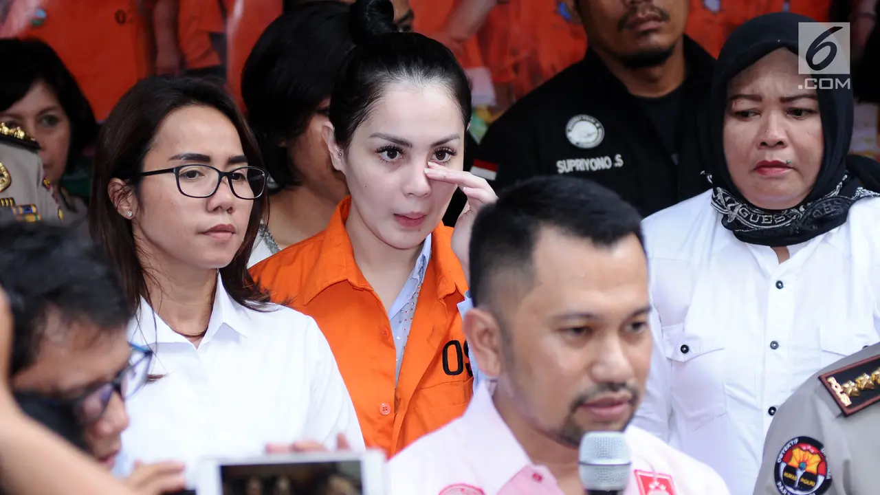 Kado Tahun Baru, Jennifer Dunn Kenakan Baju Tahanan No 09