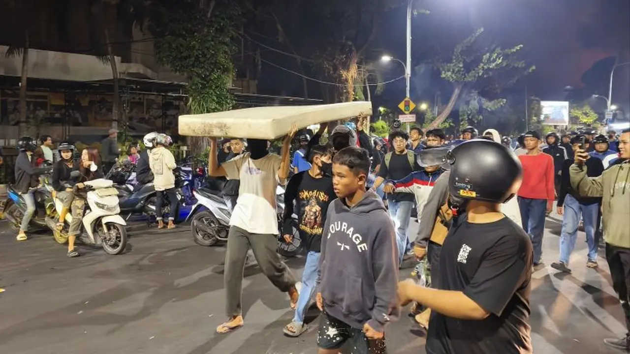 Massa mengambil barang-barang dari dalam Gedung Grahadi yang terbakar