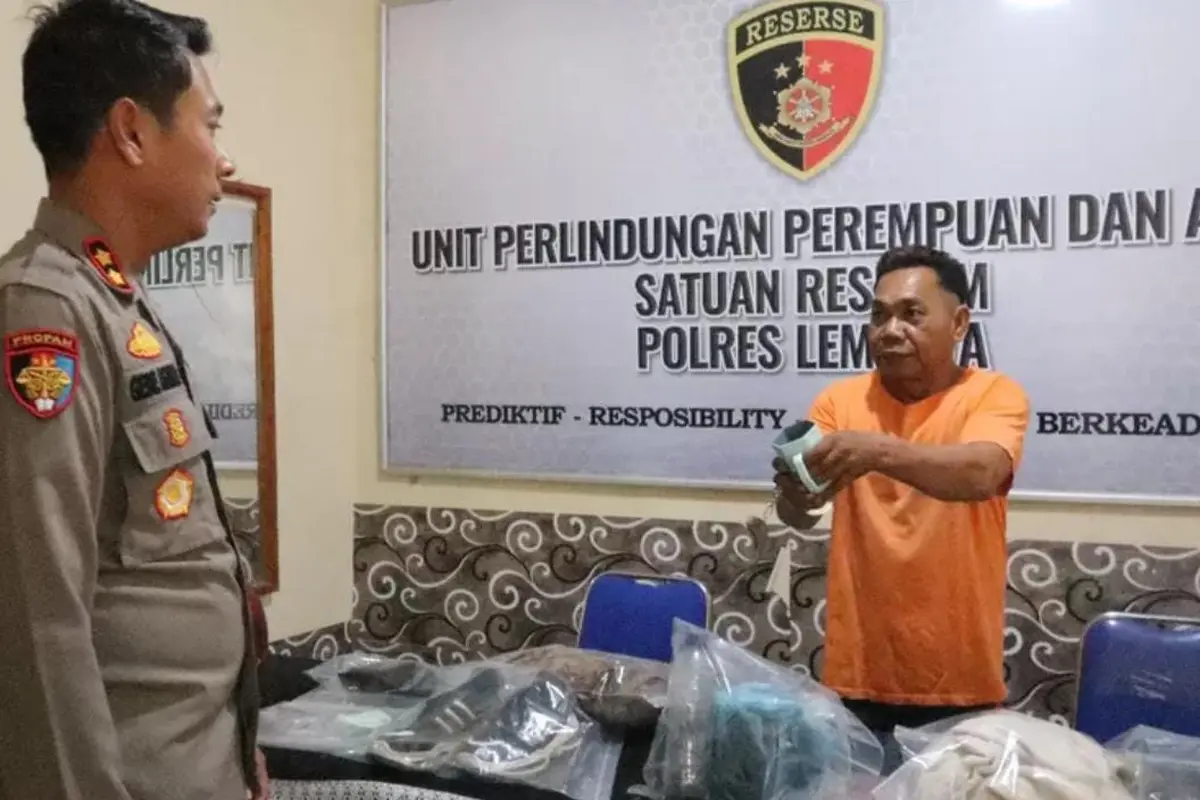Pelaku penyiraman air keras dihadirkan saat konferensi pers di Polres Lembata (Liputan6.com/Ola Keda)