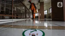 Petugas dari Kelurahan Keagungan menyemprotkan cairan disinfektan di Masjid Jami Baitussalam, Jakarta Barat, Jumat (8/1/2020). Penyemprotan disinfektan di setiap sudut masjid yang sering digunakan oleh jemaah tersebut untuk mencegah penyebaran virus Corona COVID-19. (Liputan6.com/Johan Tallo)