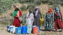 Dan penduduk desa tidak memiliki pompa untuk mengambil air bagi komunitas mereka di daerah Sbikha, sekitar 30 kilometer (18 mil) di sebelah utara kota Kairouan. (FETHI BELAID / AFP)