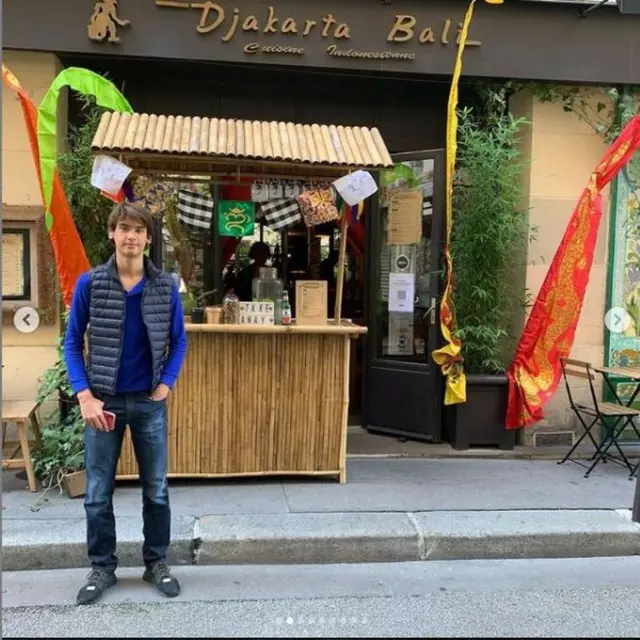 Cucu Sukarno Menarik Becak di Depan Restoran di Paris