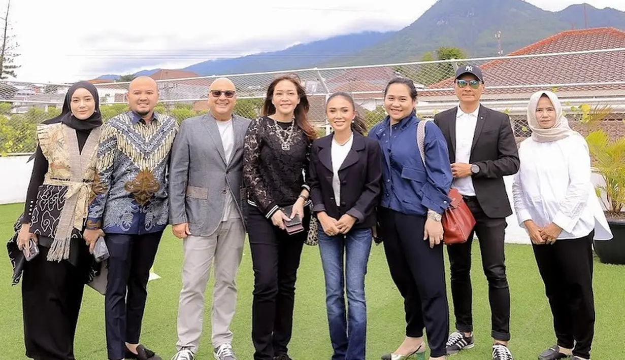 Yuni Shara bersama orang-orang yang selama ini ikut berkontribusi dengan sekolah PAUD-nya. Sekolah yang diperuntukan bagi anak usia ini ini dibangun dengan megah tiga lantai dengan fasilitas mewah dan SPP terjangkau. Potret bersama di atas rooftop. [Instagram/yunishara36]