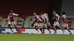 Penyerang Arsenal, Nicolas Pepe (kiri) berselebrasi usai mencetak gol ke gawang Slavia Praha pada pada pertandingan leg pertama perempat final Liga Europa di Stadion Emirates di London, Jumat (9/4/2021). Arsenal bermain imbang atas Slavia Praha 1-1.  (AP Photo/Alastair Grant)