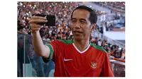 Presiden Jokowi merekam menit-menit akhir pertandingan final Piala Presiden 2018 (Foto:Biro Pers Setpres via Instagram Jokowi)