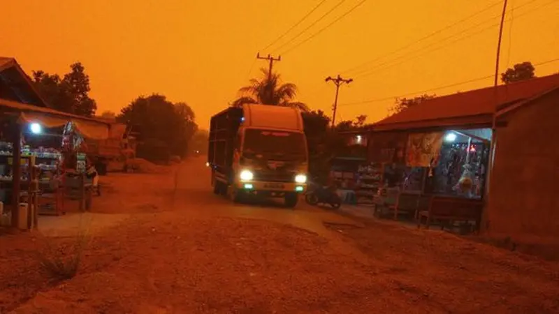 Potret Langit Merah di Jambi Akibat Kabut Asap, Siang Gelap Bak Malam Hari