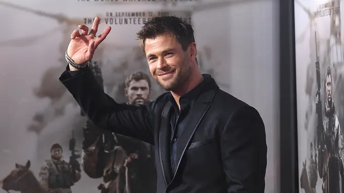Gaya Macho Chris Hemsworth di Pemutaran Perdana Film 12 Strong