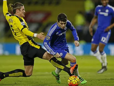 Gelandang Chelsea, Oscar, berusaha melewati hadangan pemain Watford, Sebastian Prodl, pada laga Liga Premier Inggris di Stadion Vicarage Road, Inggris, Kamis (4/2/2016). Kedua tim bermain imbang 0-0. (Reuters/John Sibley)