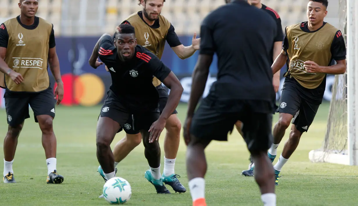 Gelandang MU, Paul Pogba mengejar bola saat mengikuti sesi latihan di Philip II Arena di Skopje, Macedonia, (7 /8). MU akan bertanding melawan Real Madrid pada final Piala UEFA Super Cup 2017. (AP Photo / Boris Grdanoski)