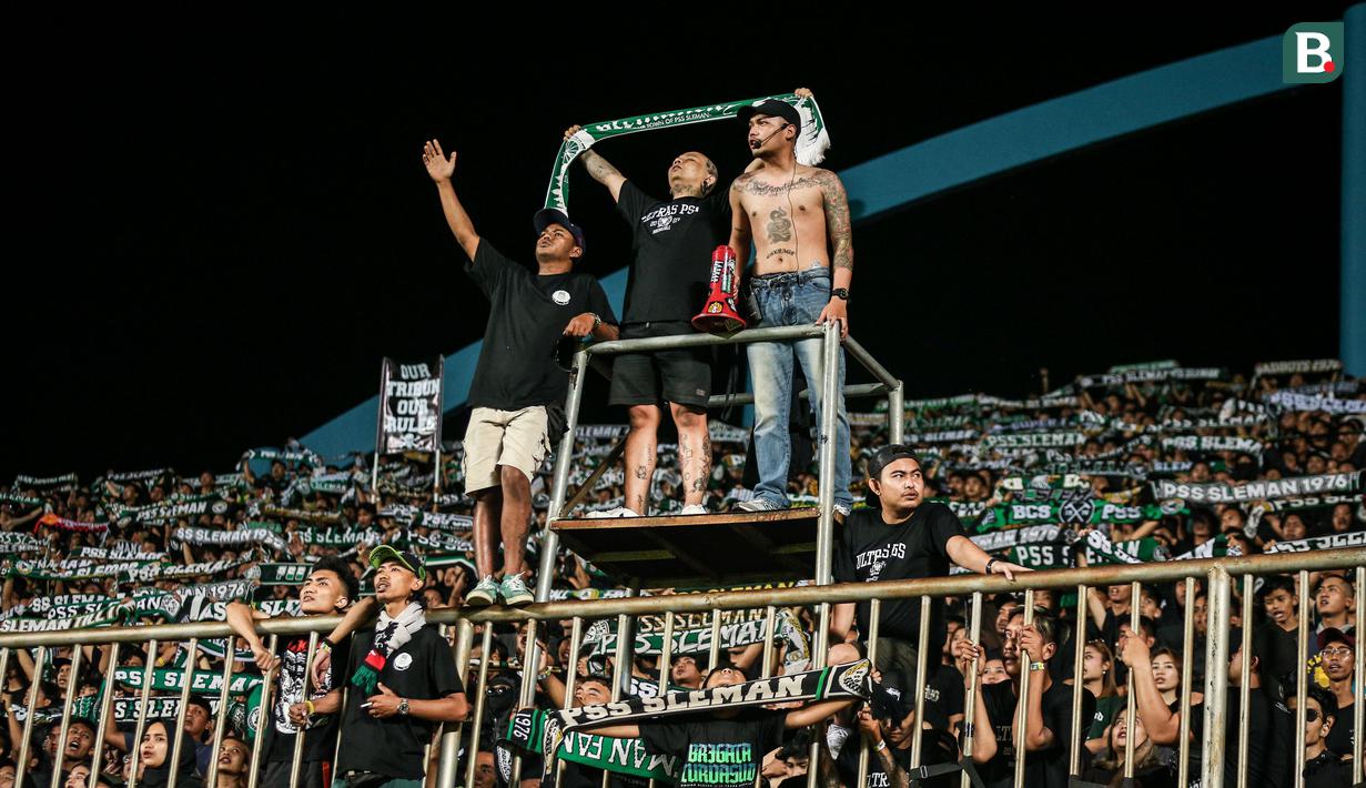 Bahkan Brigata Curva Sud (BCS) dan Bobobotoh sama-sama menyanyikan lagu perjuangan Halo-halo Bandung jelang kick-off dimulai. (Bola.com/Bagaskara Lazuardi)