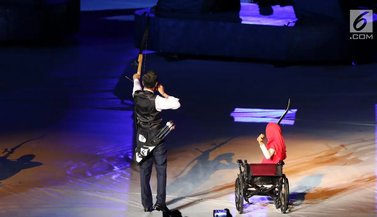 Presiden RI, Joko Widodo (tengah) memanah tugu bersama penyandang disabilitas saat malam pembukaan Asian Para Games 2018 di SUGBK, Jakarta, Sabtu (6/10). Ribuan atlet dari 41 negara akan berlaga. (Liputan6.com/Helmi Fithriansyah)