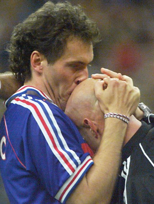 7. Laurent Blanc - Bek kenamaan Prancis tersebut punya ritual unik saat membela timnas Prancis. Ia akan menghampiri kiper Prancis saat itu Fabian Barthez dan mengusap kepala lalu menciumnya. (AFP/Omar Torres)
