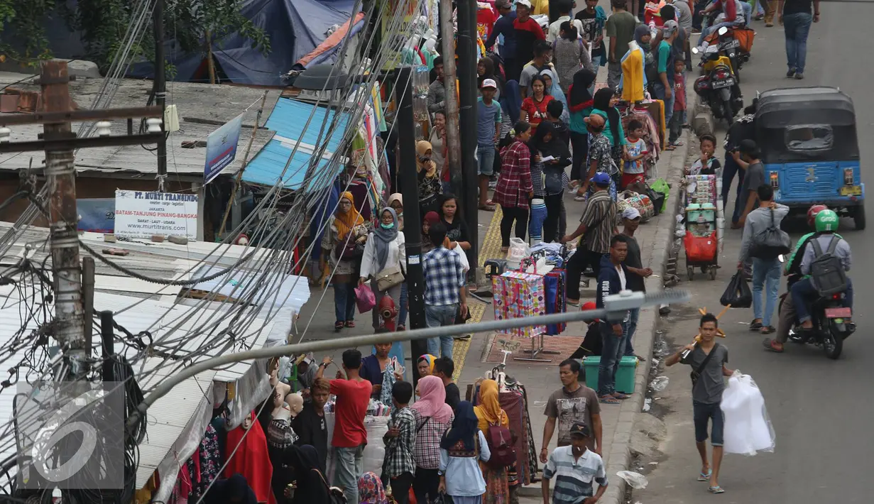 Pedagang kaki lima berjualan di sepanjang trotoar kawasan Tanah Abang, Jakarta. Rabu (4/1). Meskipun baru ditertibkan pada pagi hari, namun kurangnya pengawasan menyebabkan PKL kembali berjualan di trotoar tersebut. (Liputan6.com/Immanuel Antonius)