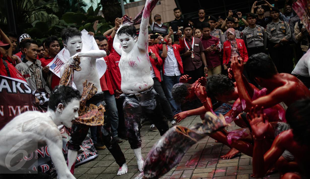Massa GMNI menggelar teatrikal yang menyuarakan penolakan terhadap Freeport dan agar dikelola oleh Indonesia di depan Kantor PT. Freeport Indonesia, Jakarta, Jumat (24/2). 