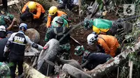 Tim gabungan melakukan pencarian korban gempa Cianjur di kawasan Cugenang yang longsor, Kabupaten Cianjur, Jawa Barat, Selasa (22/11/2022). Hingga siang ini, menurut Menko PMK Muhadjir Effendy korban meninggal akibat gempa Cianjur mencapai 162 orang. (Liputan6.com/Helmi Fithriansyah)