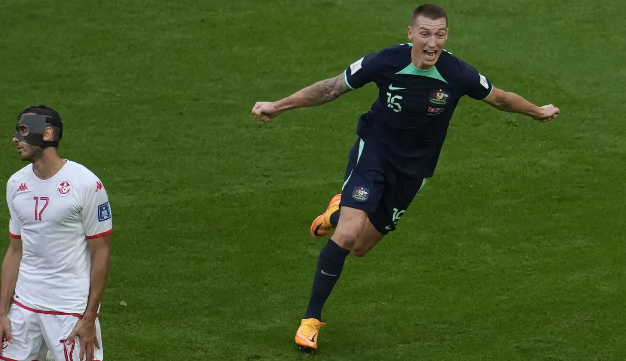 <p>Penyerang Australia, Mitchell Duke (kanan) berselebrasi usai mencetak gol ke gawang Tunisia selama pertandingan grup D Piala Dunia 2022 di Stadion Al Janoub di Al Wakrah, Qatar, Sabtu, 26 November 2022. Australia menang tipis atas Tunisia dengan skor 1-0. (AP Photo /Natacha Pisarenko)</p>