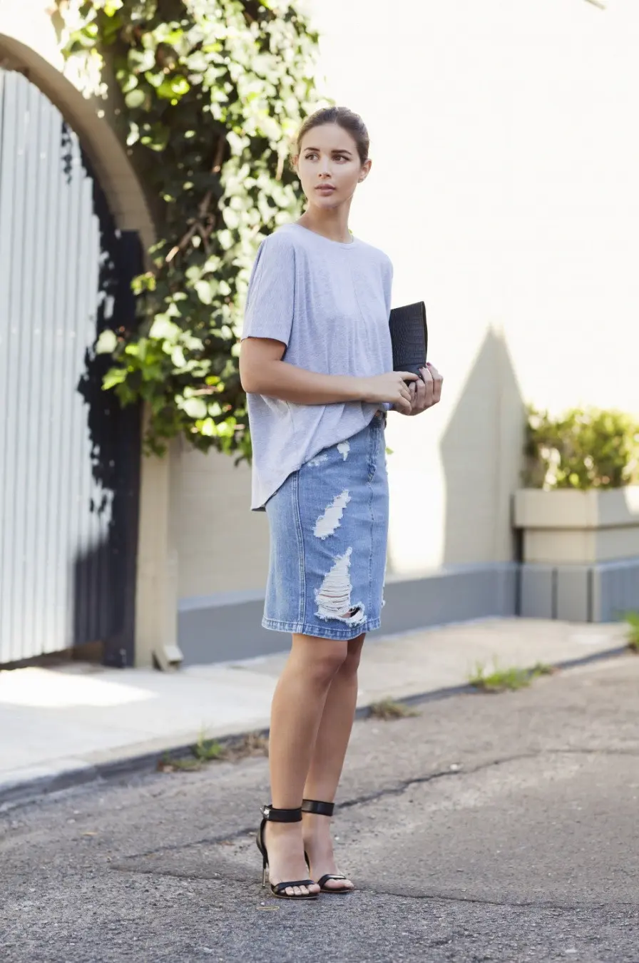 Tampil stylish dengan rok denim. (Image: fashiongum.com)