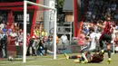 Proses terjadinya gol yang dicetak pemain Manchester United, Juan Mata, ke gawang Bournemouth. Gelandang Spanyol itu mencetak gol pertama MU pada menit ke-40. (Reuters/Andrew Couldridge)