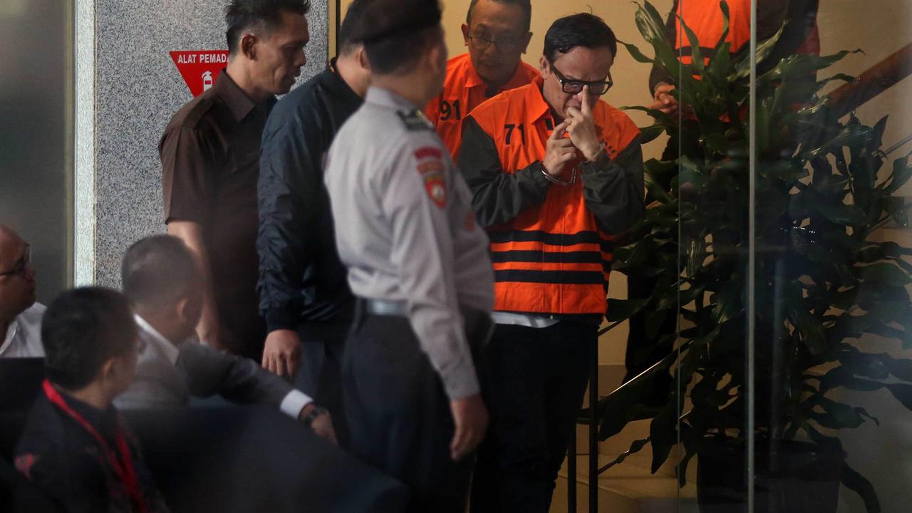 FOTO:  Wamenaker Immanuel Ebenezer Menangis Usai Ditetapkan Tersangka Kasus Sertifikat K3