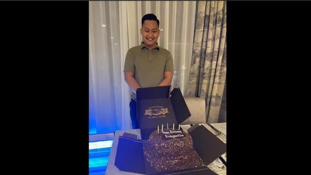 Almarhum Brigadir J saat masih hidup sedang merayakan ulang tahunnya.