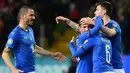 Para pemain Italia merayakan gol yang dicetak oleh Marco Verratti ke gawang Liechtenstein pada laga Kualifikasi Piala Eropa 2020 di Stadion Ennio-Tardini, Selasa (26/3). Italia menang 6-0 atas Liechtenstein. (AFP/Miguel Medina)