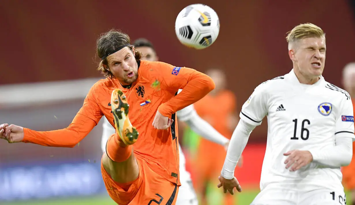 Pemain Belanda, Hans Hateboer, melepaskan tendangan saat melawan Bosnia and Herzegovina pada laga UEFA Nations League di Johan Cruyff ArenA, Senin (16/11/2020). Belanda menang dengan skor 3-1. (John Thys/Pool via AP)