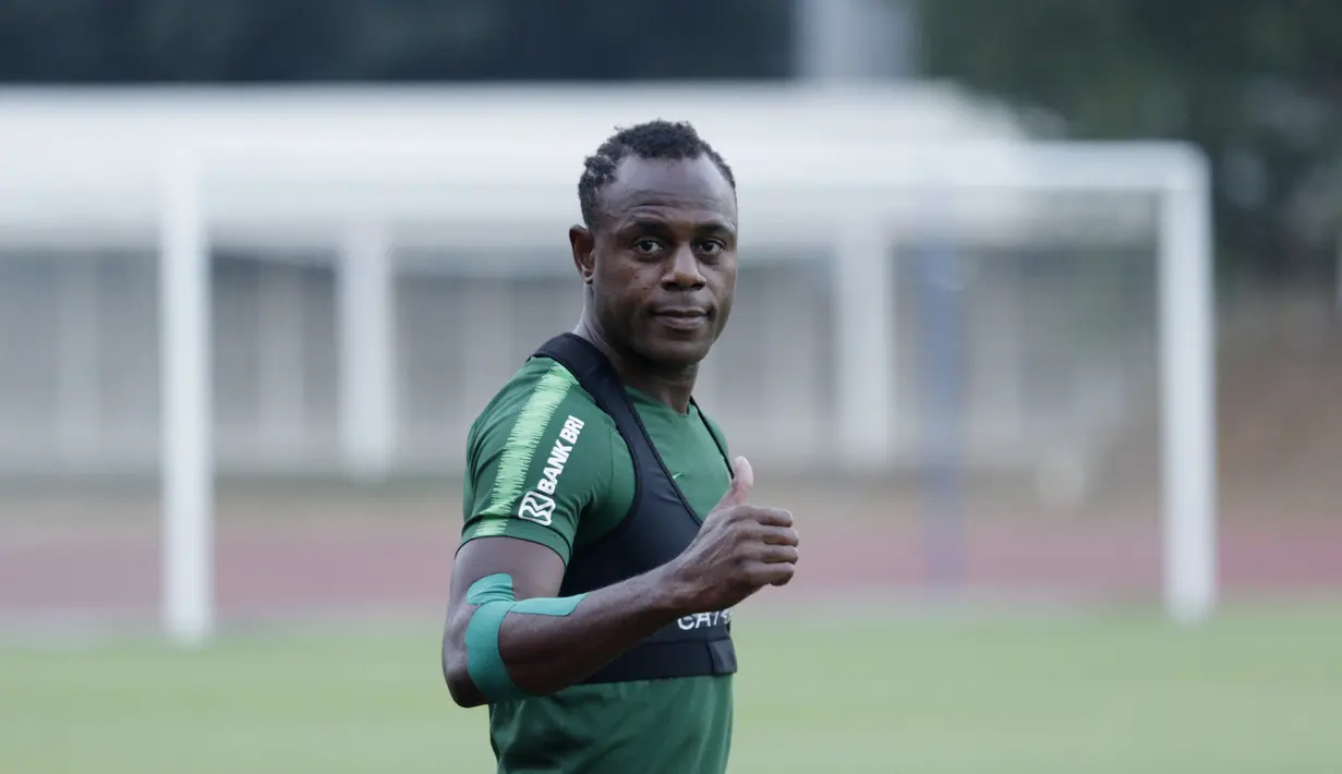 2. Victor Igbonefo - Mantan pemain Persib Bandung ini menjadi pilihan Simon McMenemy dalam menjaga lini pertahanan Timnas Indonesia. Tubuh yang kekar dan fisik yang kuat diharapkan bisa menjadi momok bagi penyerang lawan. (Bola.com/M Iqbal Ichsan)