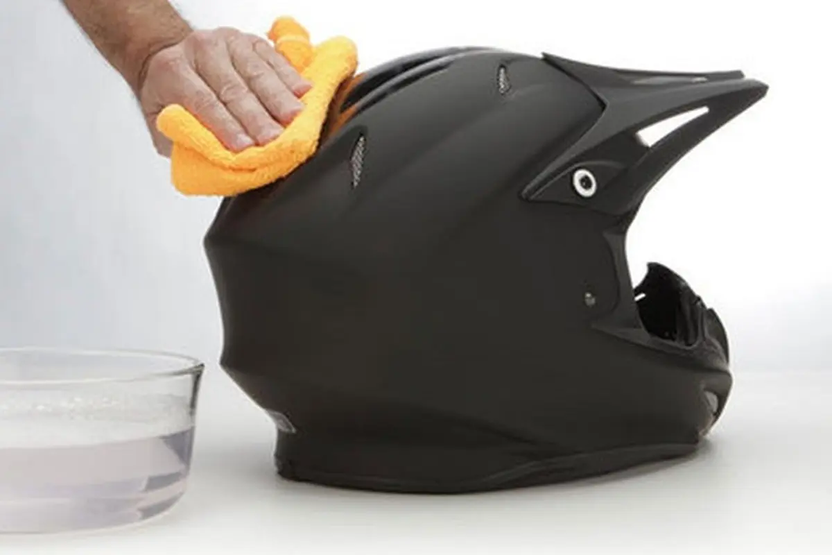 Mencuci helm