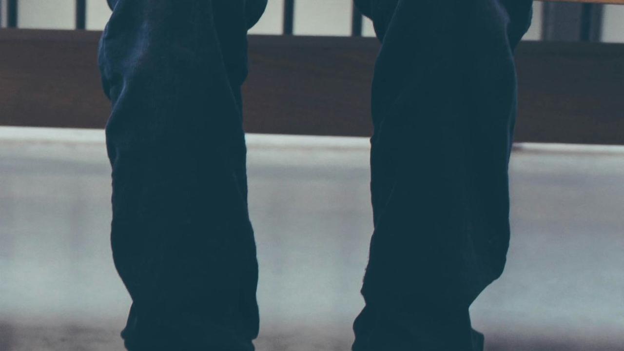<b>Carilah Sepatu Berwarna Hitam dengan Model Sneaker atau Slip On untuk Sekolah</b>