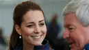 Kate Middleton tersenyum ramah saat berbincang dengan para pejabat saat menghadiri America's Cup World Series setiba di markas Emirates Tim Selandia Baru di Royal Naval Dockyard, Inggris (26/7/2015). (REUTERS/Luke MacGregor)