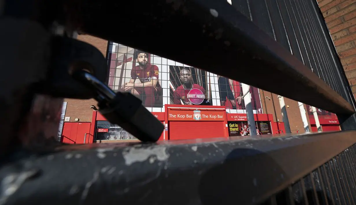 Foto yang diabadikan pada 2 Mei 2020 ini menunjukkan Stadion Anfield milik klub Liverpool terkunci dan kosong saat berbagai kegiatan olahraga masih ditangguhkan selama pandemi COVID-19 di Liverpool, Inggris. (Xinhua/Jon Super)