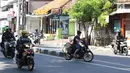 Pengendara sepeda motor hendak putar balik dan melawan arus di kawasan Jagakarsa, Jakarta, Minggu (6/1). Jauhnya akses putar balik menyebabkan para pemotor nekat melawan arah, meskipun membahayakan keselamatan. (Liputan6.com/Immanuel Antonius)