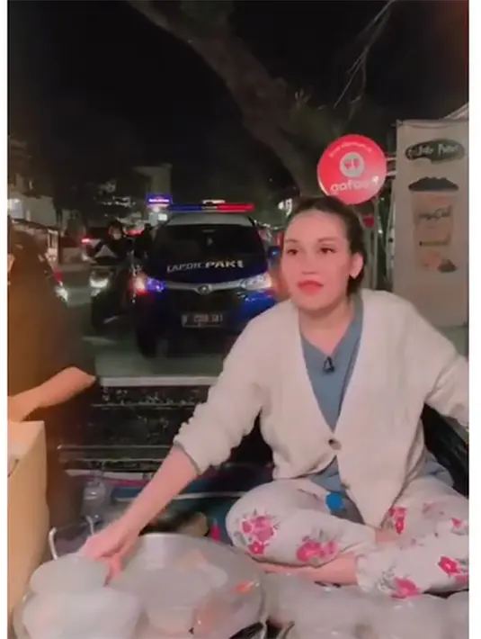 Penampilan Ayu Ting Ting menuai beragam pujian. Meski telah jadi artis papan atas, tetap hidup sederhana. [Instagram/lambegosiip]