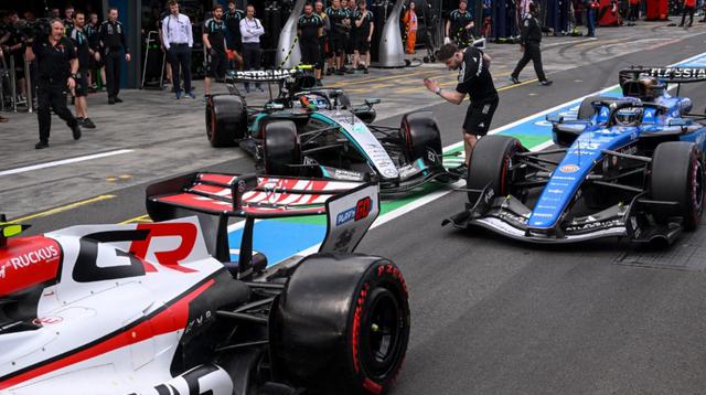 Pembalap Mercedes asal Italia, Kimi Antonelli (C), mencoba bergabung ke jalur keluar pit sementara pembalap Haas F1 Team asal Inggris, Oliver Bearman (L), dan pembalap Williams asal Thailand, Alexander Albon (R), melaju selama sesi kualifikasi Formula One Grand Prix Australia di Sirkuit Albert Park di Melbourne pada 7 Maret 2026. (WILLIAM WEST/POOL/AFP)