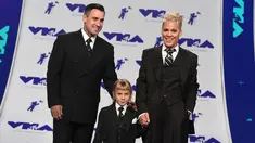 Pink bersama Carey Hart dan putri mereka, Willow menghadiri ajang MTV Video Music Awards (VMA) 2017 di California, Minggu (27/8). MTV VMA merupakan salah satu acara penghargaan musik yang paling dinanti selain Grammy Awards. (Jordan Strauss/Invision/AP)