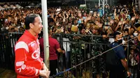 Presiden Joko Widodo atau Jokowi menghabiskan malam terakhir di Kabupaten Ende Nusa Tenggara Timur (NTT) dengan menonton konser group band Slank dan Kla Project. (Foto: Biro Pers Sekretariat Presiden).