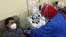 Penyintas COVID-19 melakukan donor plasma konvalesen di PMI DKI Jakarta, Selasa (19/1/2021). Hasil dari plasma konvalesen tersebut nantinya akan ditransfusikan ke tubuh pasien positif COVID-19 untuk membantu penyembuhan. (Liputan6.com/Herman Zakharia)
