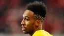 Pierre-Emerick Aubameyang saat bertanding melawan FSV Mainz 05 pada Liga Jerman di Mainz pada 12 Desember 2017. Pesepakbola asal Gabon tersebut merupakan rekrutan kedua Arsenal pada bursa transfer Januari ini. (AP Photo/Michael Probst)