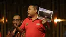 Gaya Sarman El Hakim memaparkan visi sebagai calon ketum PSSI pada acara debat di  SCTV Tower, Jakarta, Selasa (04/10/2016). (Bola.com/Nicklas Hanoatubun)