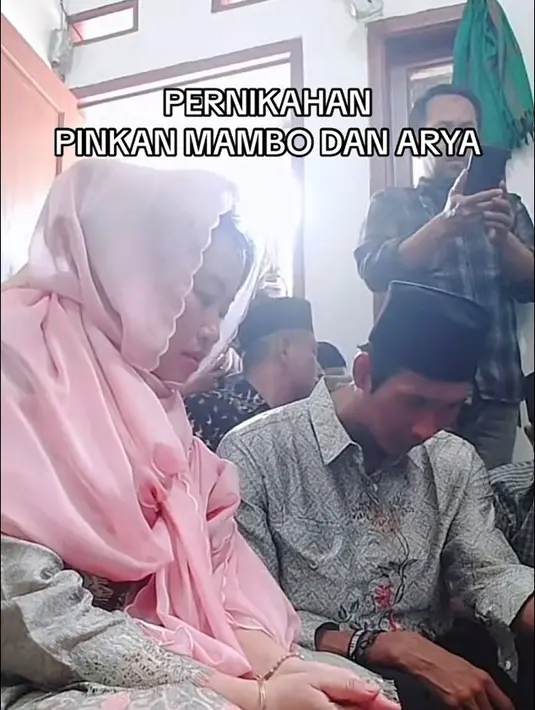 Melansir dari instagram @lambehofficial Arya menikah dengan Pinkan karena terkait hutang. "Dia ngutang Rp 120 juta sama saya," kata Pinkan dalam video tersebut.