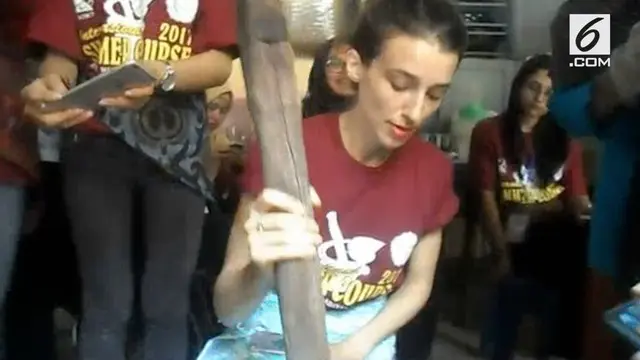 VIDEO: Mahasiswa Asing Belajar Bikin Jamu