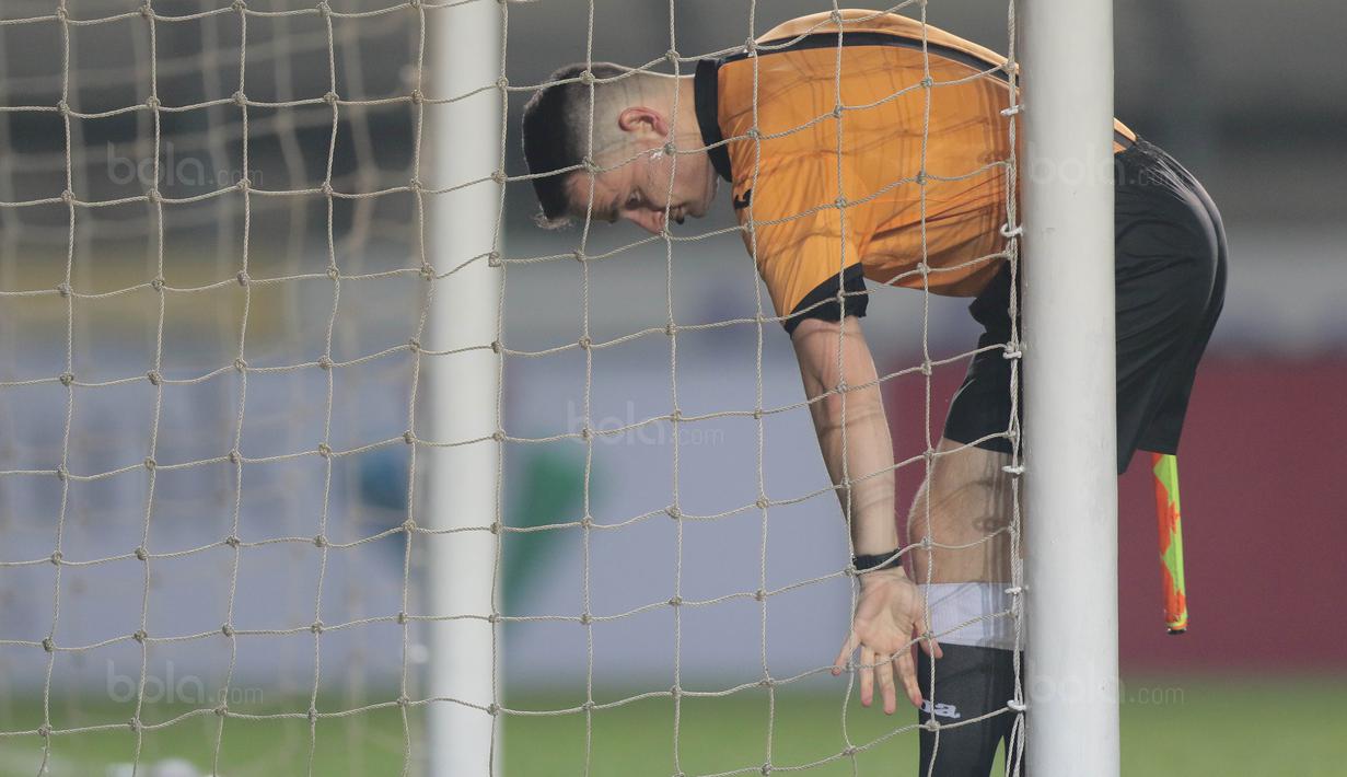 Asisten wasit 2, George Lakrindis memeriksa jala gawang saat laga Persib Bandung melawan PS TNI  pada lanjutan Liga 1 2017 di Stadion Si Jalak Harupat, Sabtu (05/8/2017). (Bola.com/Nicklas Hanoatubun)