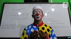 Yahya (38 tahun) begitu ia disapa. Sepuluh tahun sudah dijalaninya sebagai Badut Syiar atau disebut kawannya yang sama-sama mengajar di panti asuhan dengan panggilan Badut Syariah. Di lingkungannya Sudimara Pinang, Tangerang, Yahya merupakan sosok yang sudah tak asing lagi. (merdeka.com/Arie Basuki)