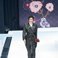 Sebagai salah satu muse di fashion show Vivi Zubedi, Olla Ramlan berhasil mencuri perhatian dengan penampilannya yang elegan dan berkelas. [@vivizubedi].
